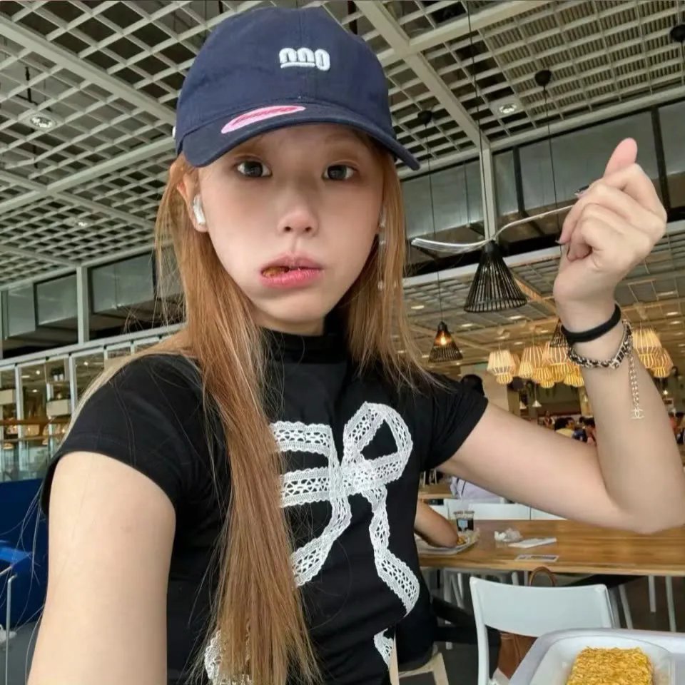 拿针的女孩